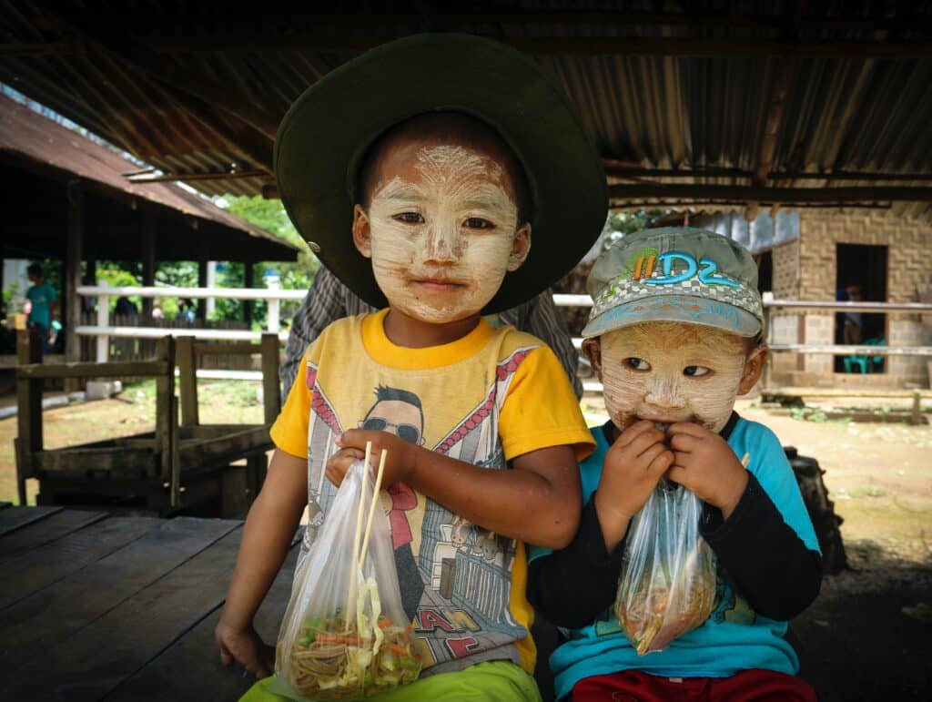 kids with thanakha(sun protection) faces are smiling, on the way to Hsipaw, Myanmar - baboo travel - local customs