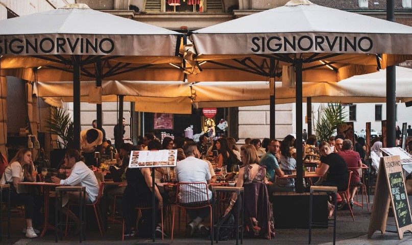 outdoor dining in milan