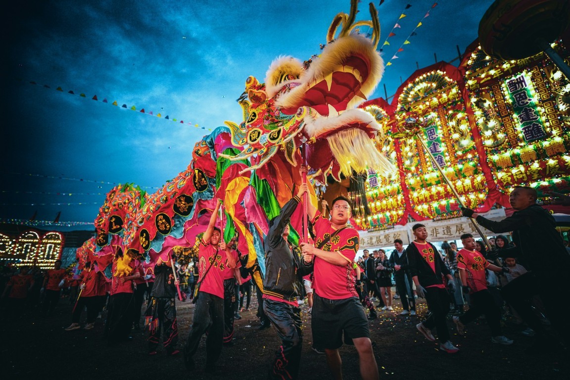dragon float chinese new year
