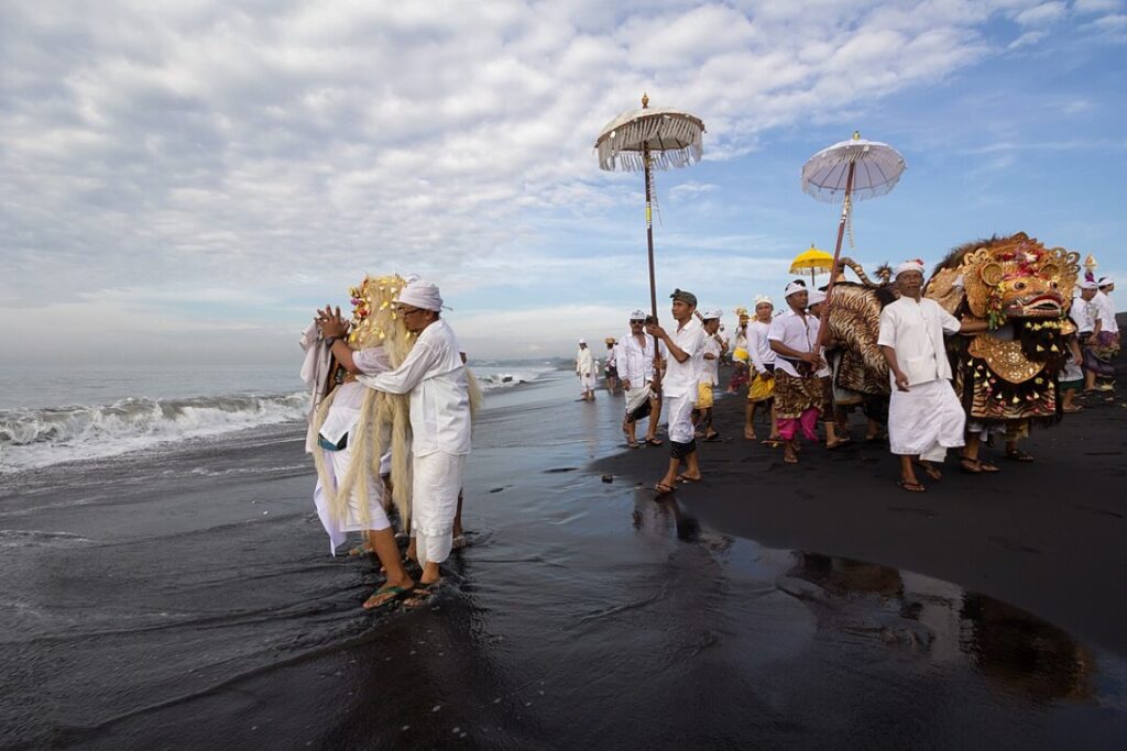 praying by the sea nyepi